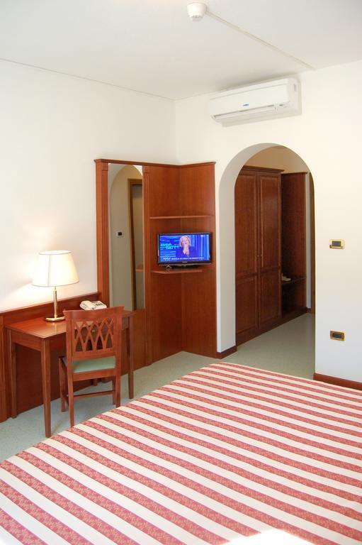 Hotel Villa Adriana Монтероссо-аль-Маре Номер фото